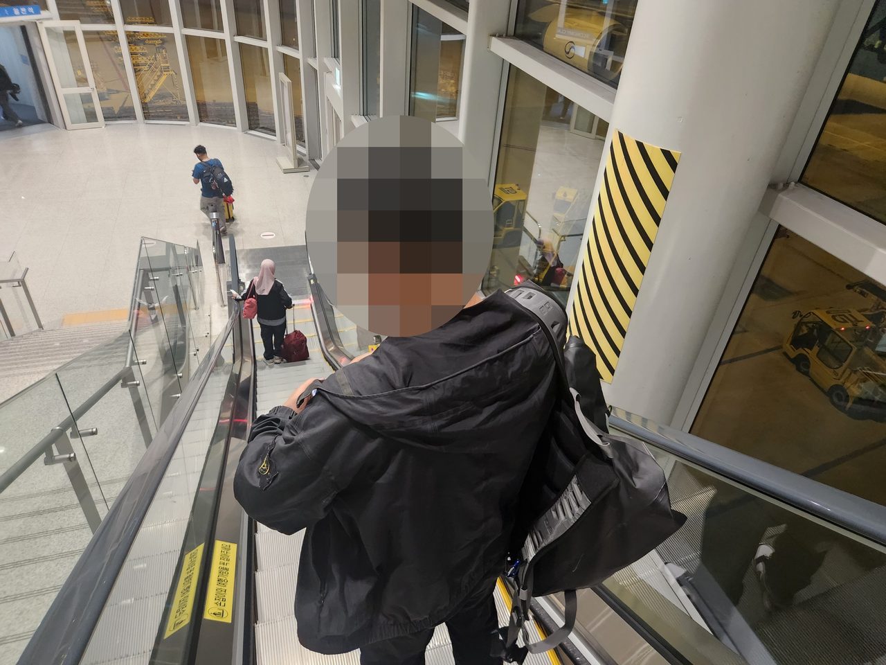 인천공항에서 인도네시아행 비행기로 향하는 회원님
