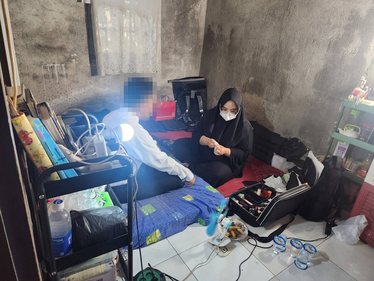 예식 전 메이크업을 받는 신랑 회원님
