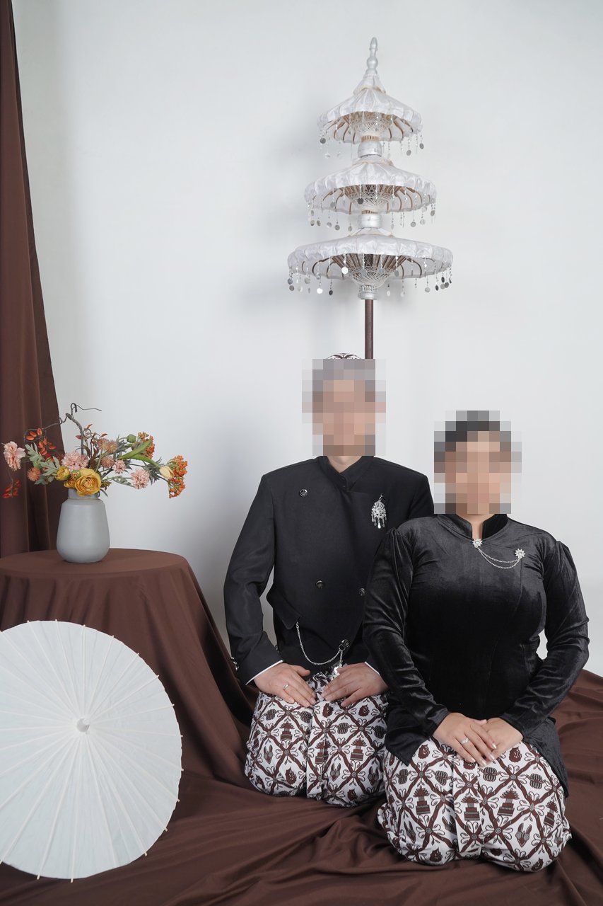 자바 전통 의상을 입고 촬영한 웨딩 사진