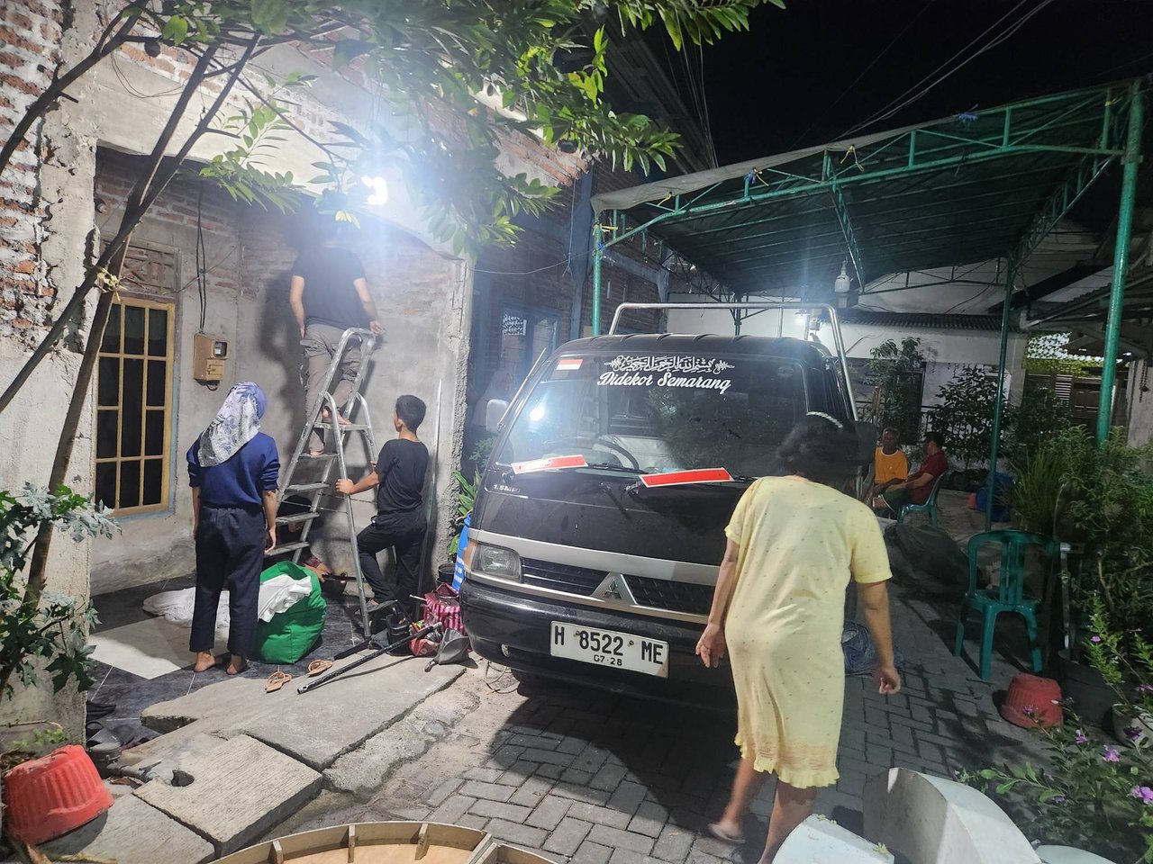 결혼식 전날 밤 신부님 집 앞 식장 셋팅