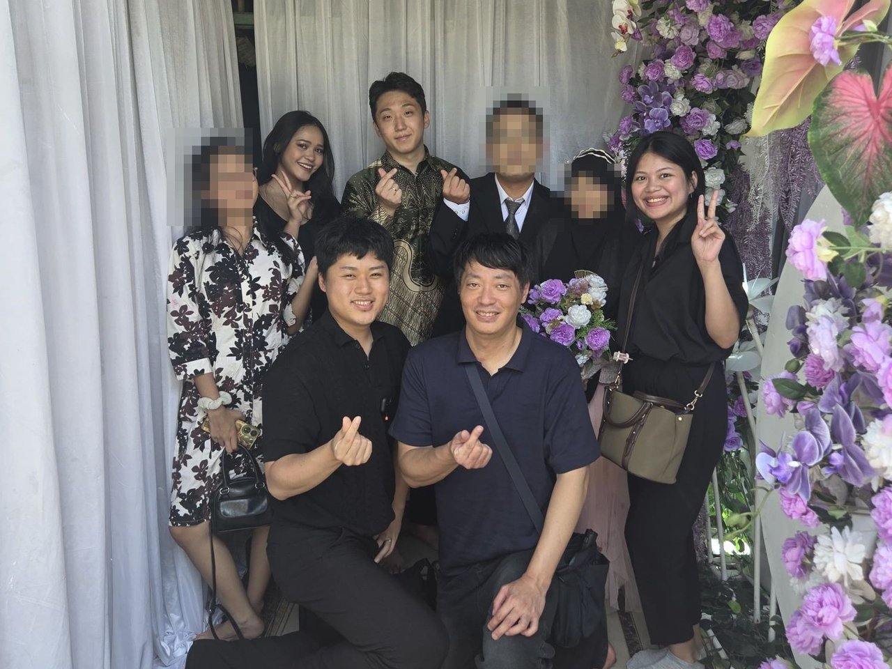 결혼식 날 회원님 부부와 함께한 미래결혼정보 팀 단체사진