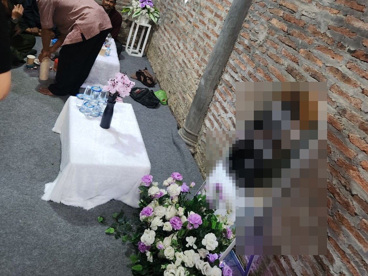 하객 자리와 웰컴보드가 준비된 결혼식장 안쪽