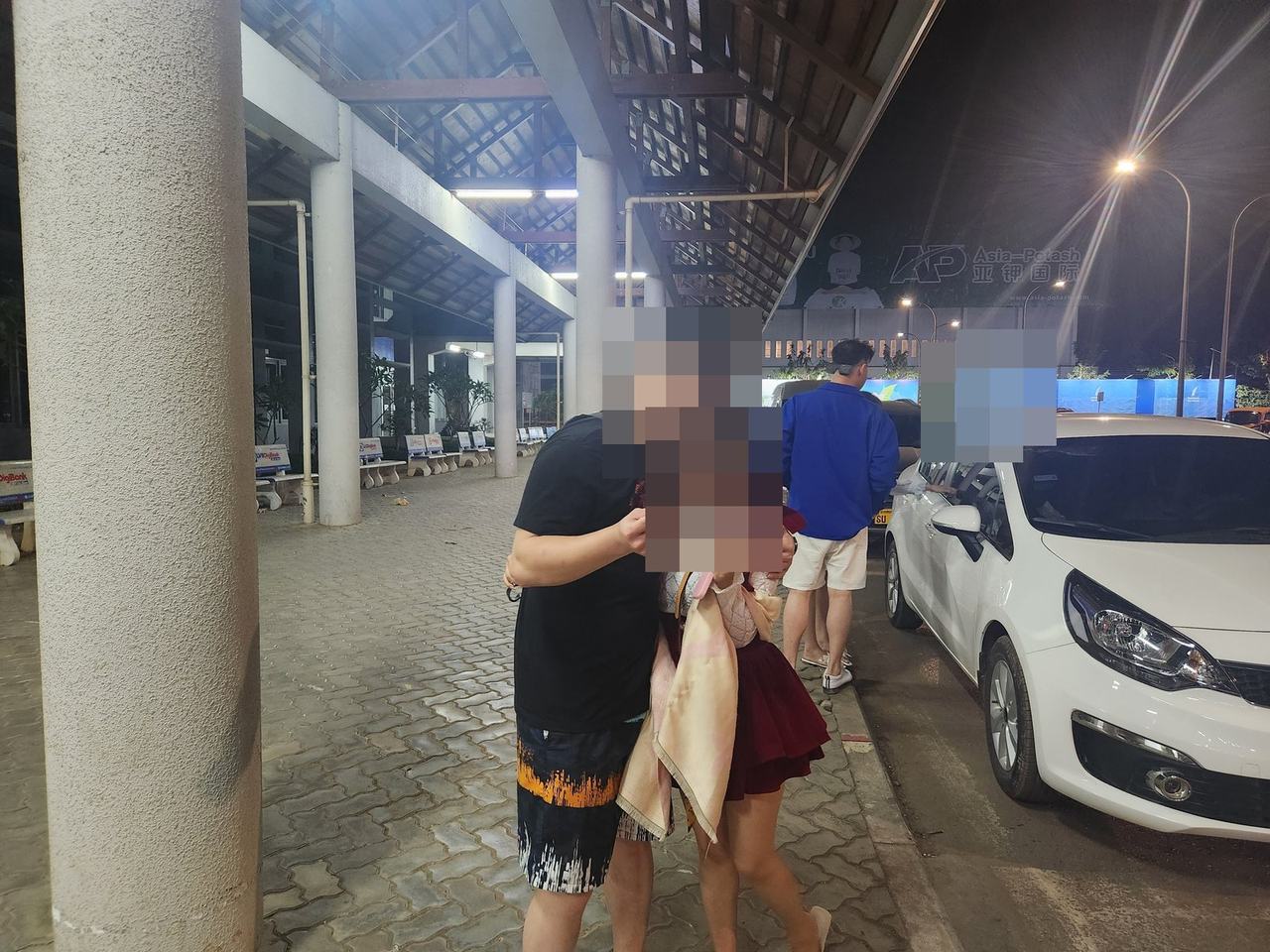 라오스 공항에서 다시 만난 커플