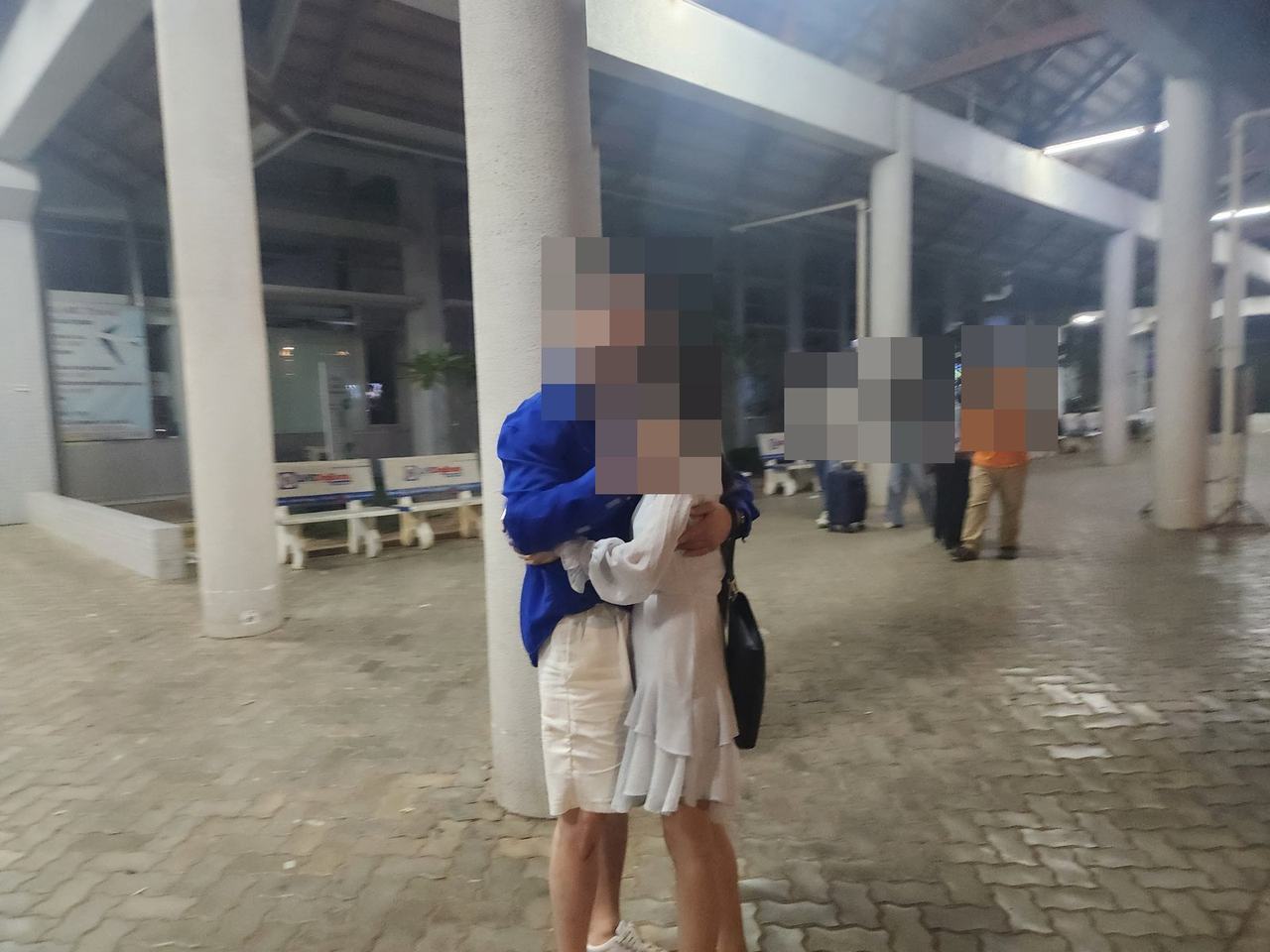 라오스 공항에서 포옹하는 커플