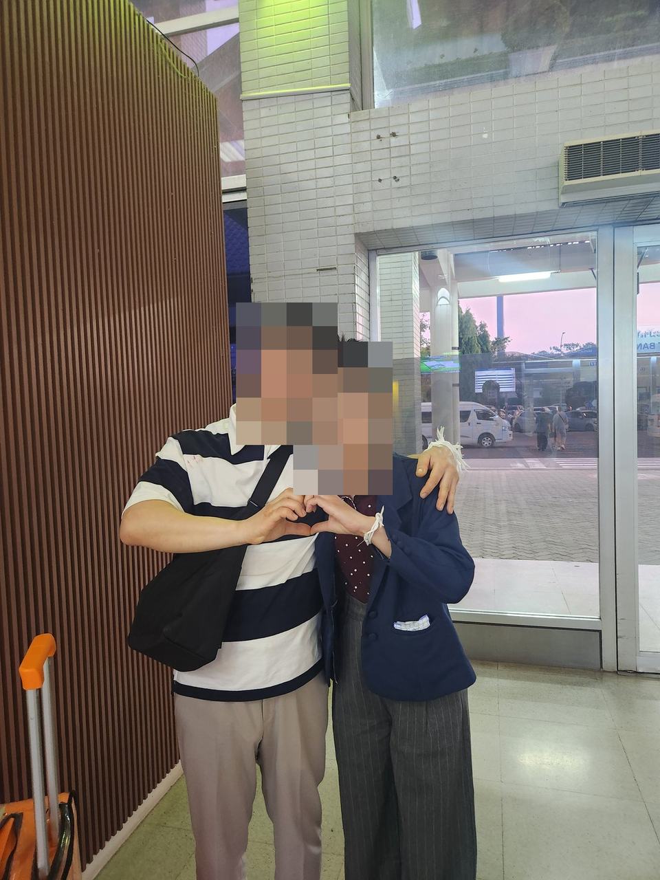 공항에서 하트를 만든 커플
