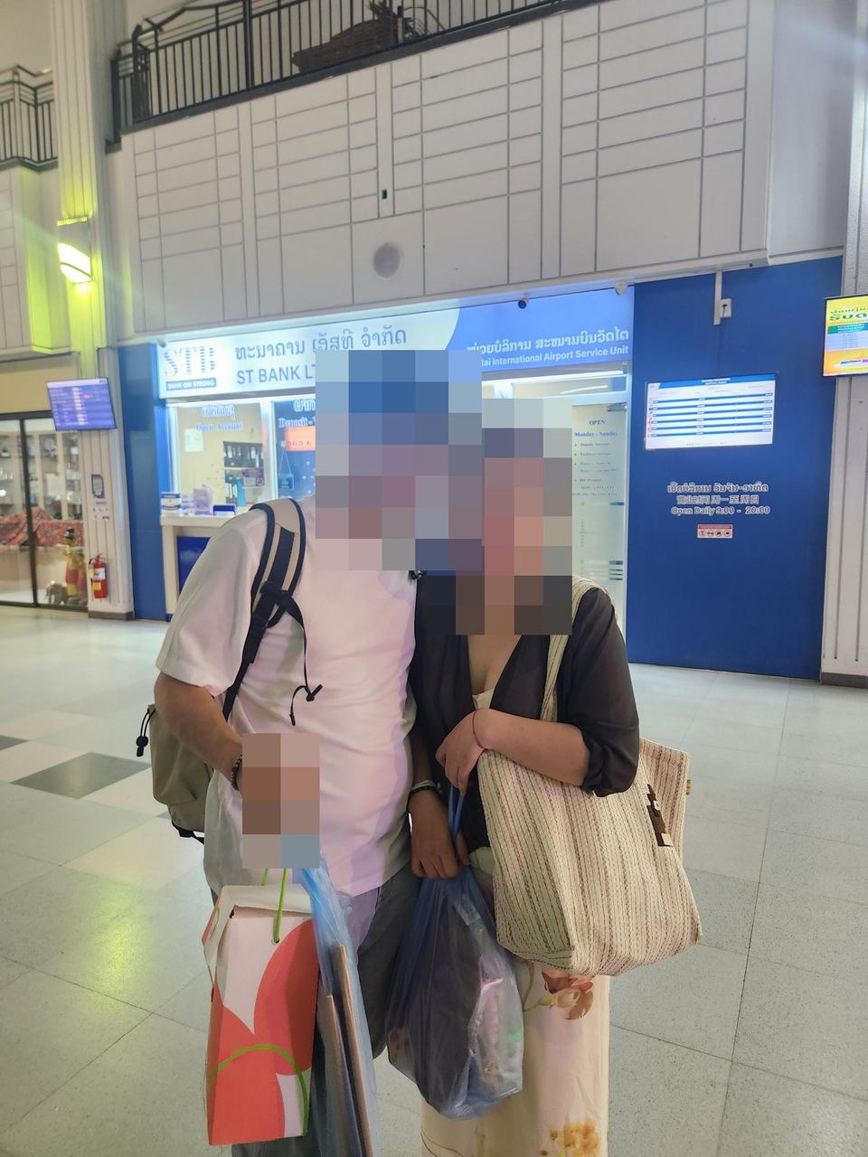 공항에서 배웅하는 커플