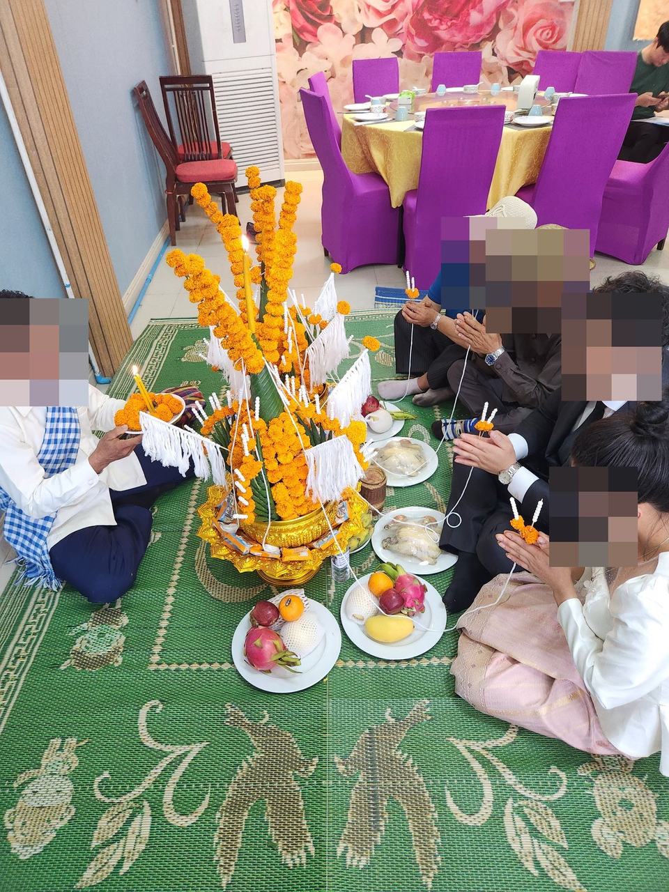 라오스 바시 의식에서 양가 가족의 축복
