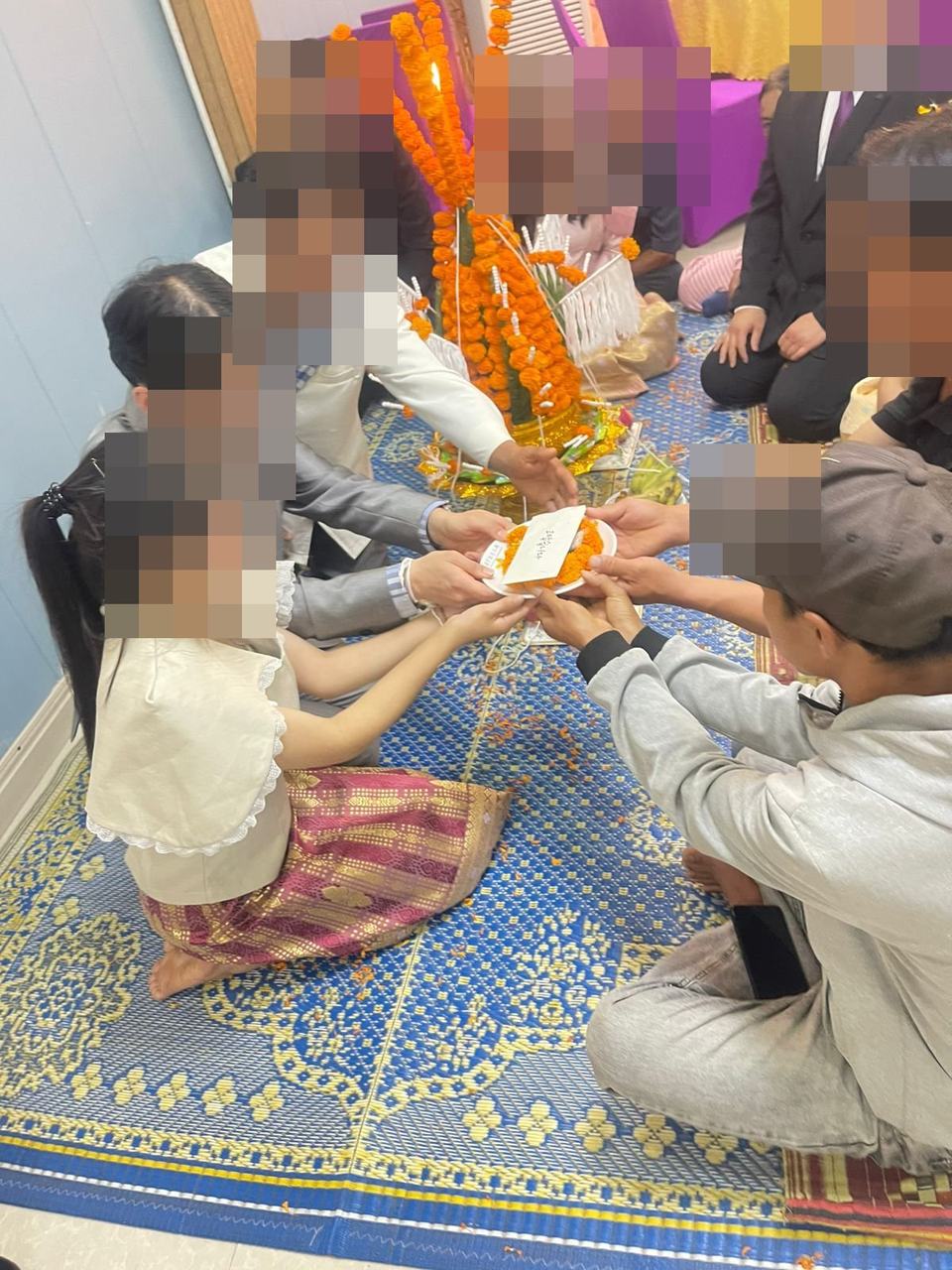 라오스 바시 의식에서 예물을 전달하는 모습