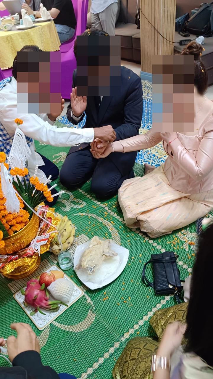바시 의식에서 손을 맞잡은 모습