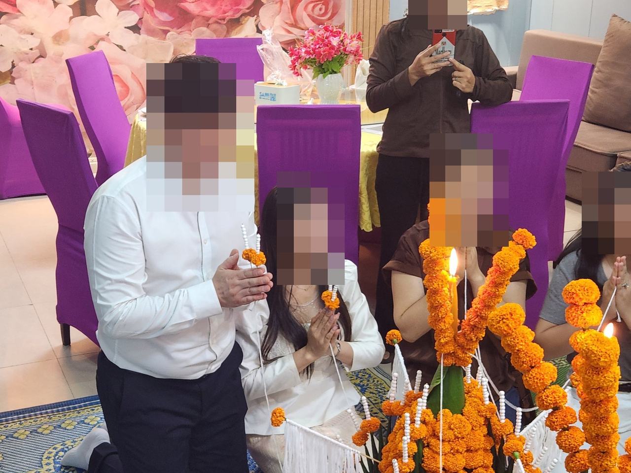 바시 의식에서 두 손을 모은 모습