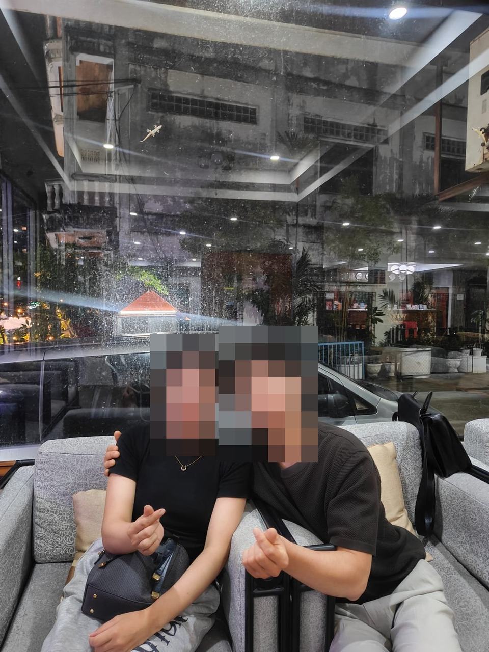 카페에서 데이트하는 커플