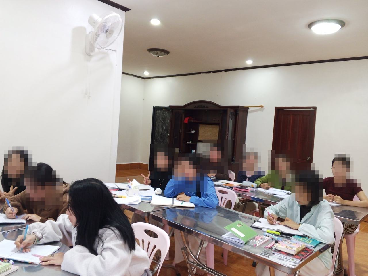 라오스 한국어 교실에서 공부하는 신부님들