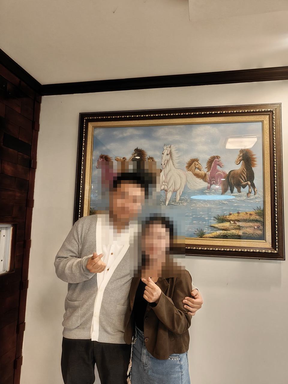 라오스 사무실에서 손하트를 하는 커플