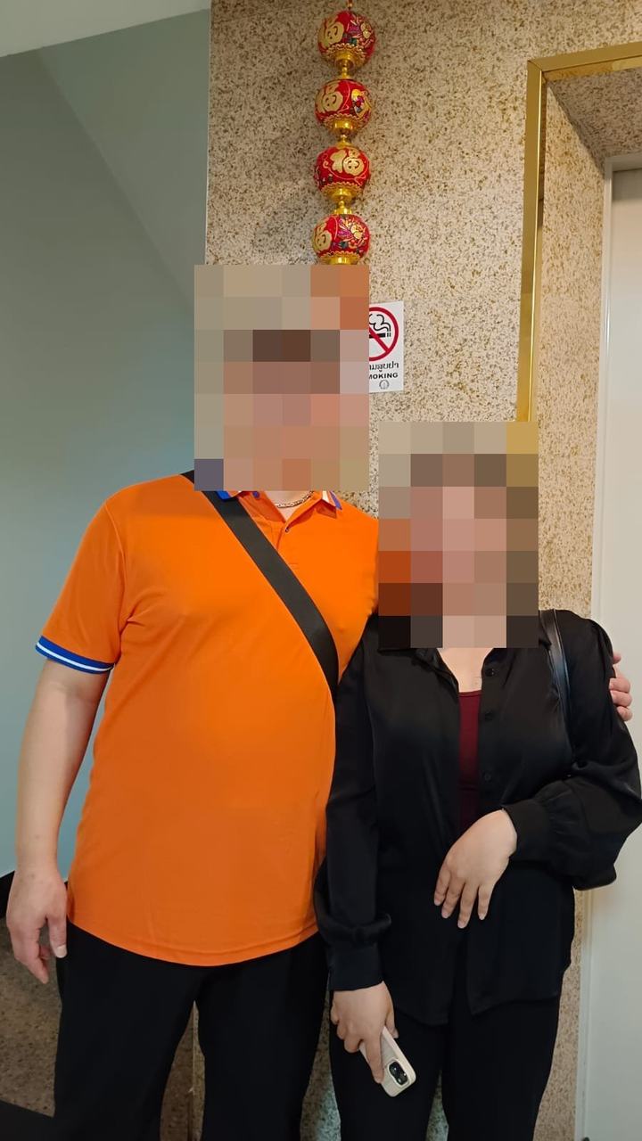 라오스에서 커플 기념 사진