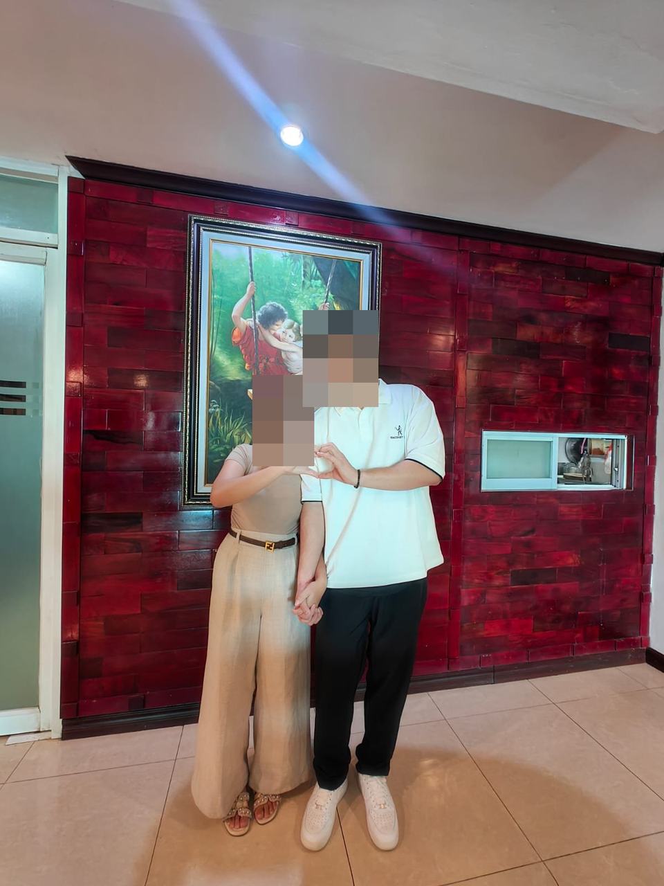 하트를 만들어 보이는 커플