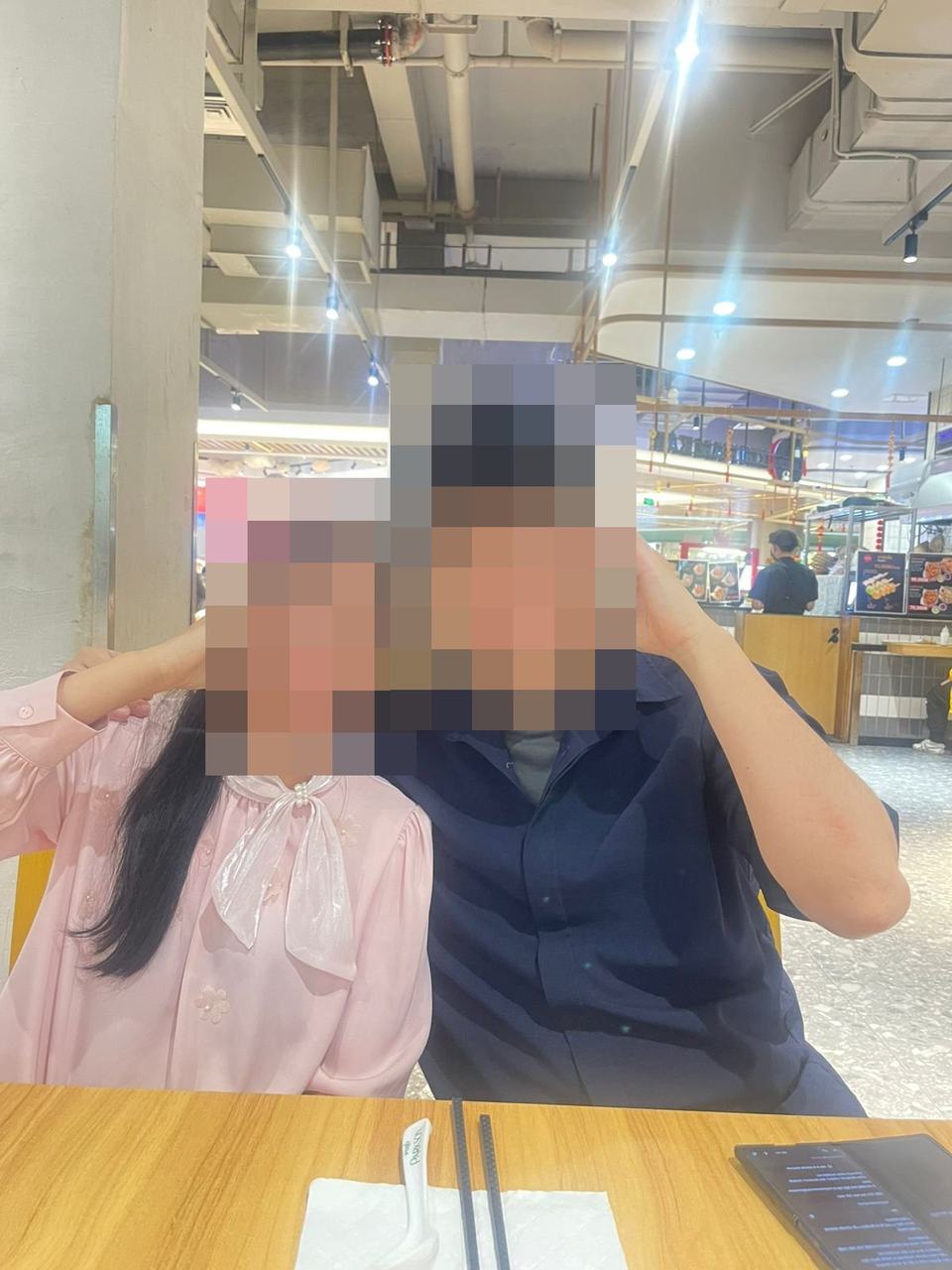 라오스에서 손하트를 하는 커플
