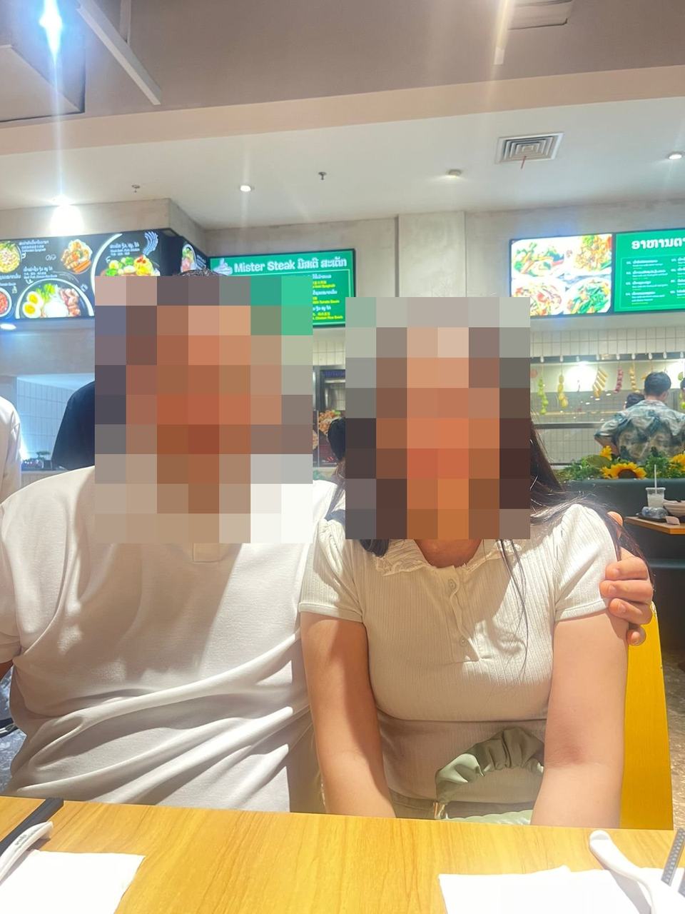 라오스 쇼핑몰에서 데이트하는 커플