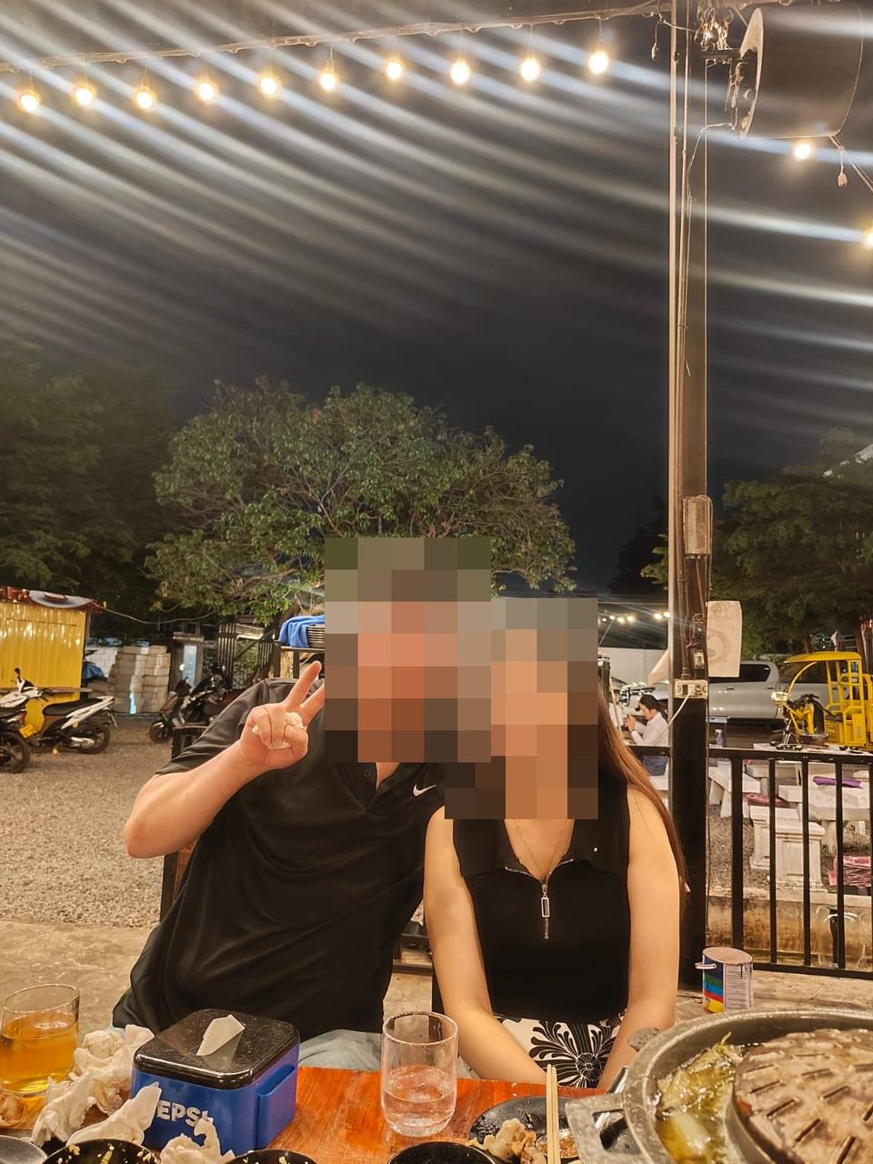 야외 식당에서 저녁 데이트