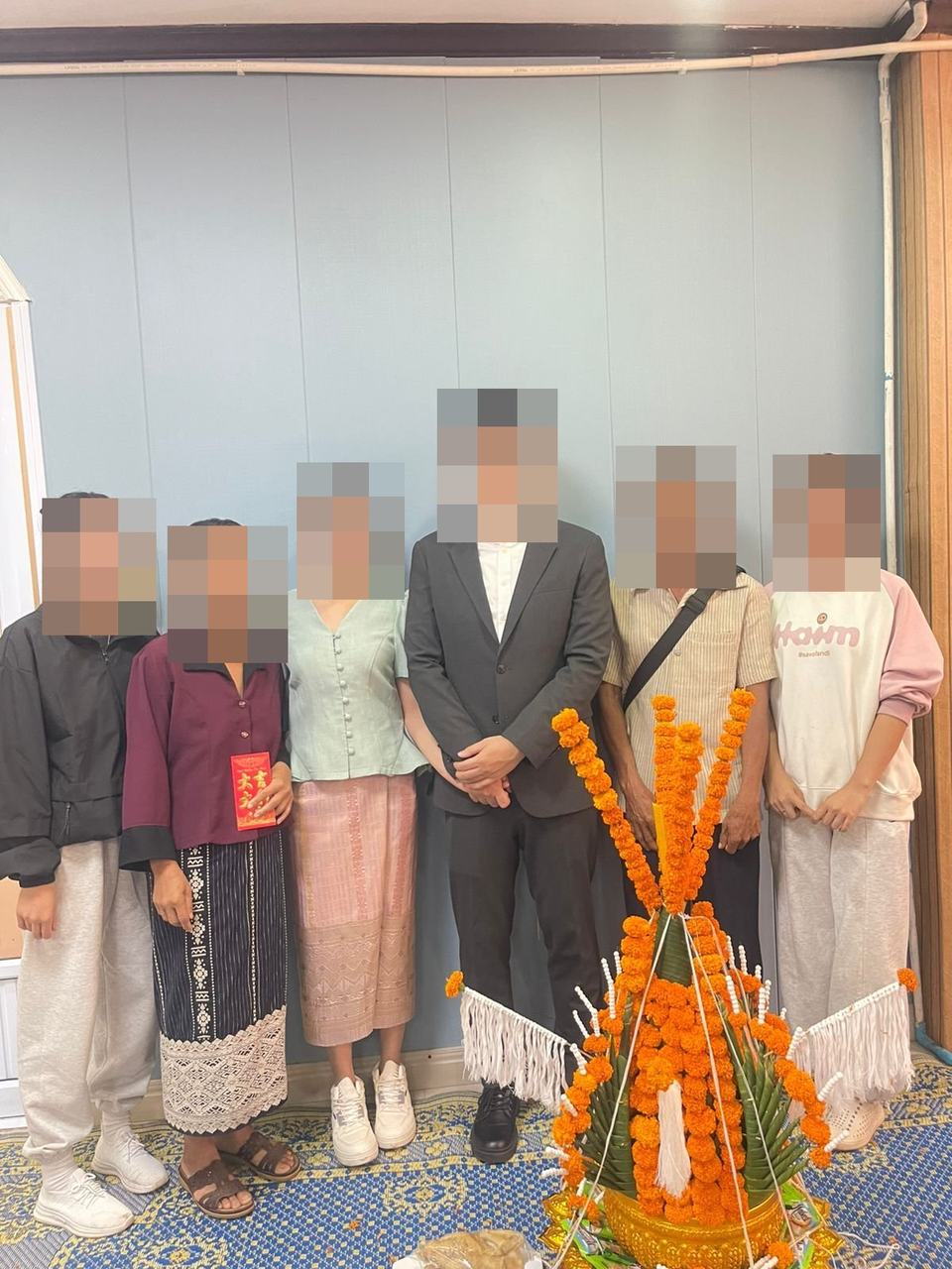 라오스 약혼식에서 가족과 함께