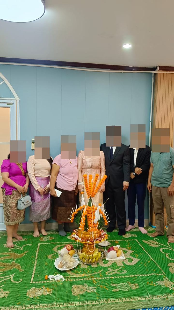 라오스 약혼식에서 가족과 함께