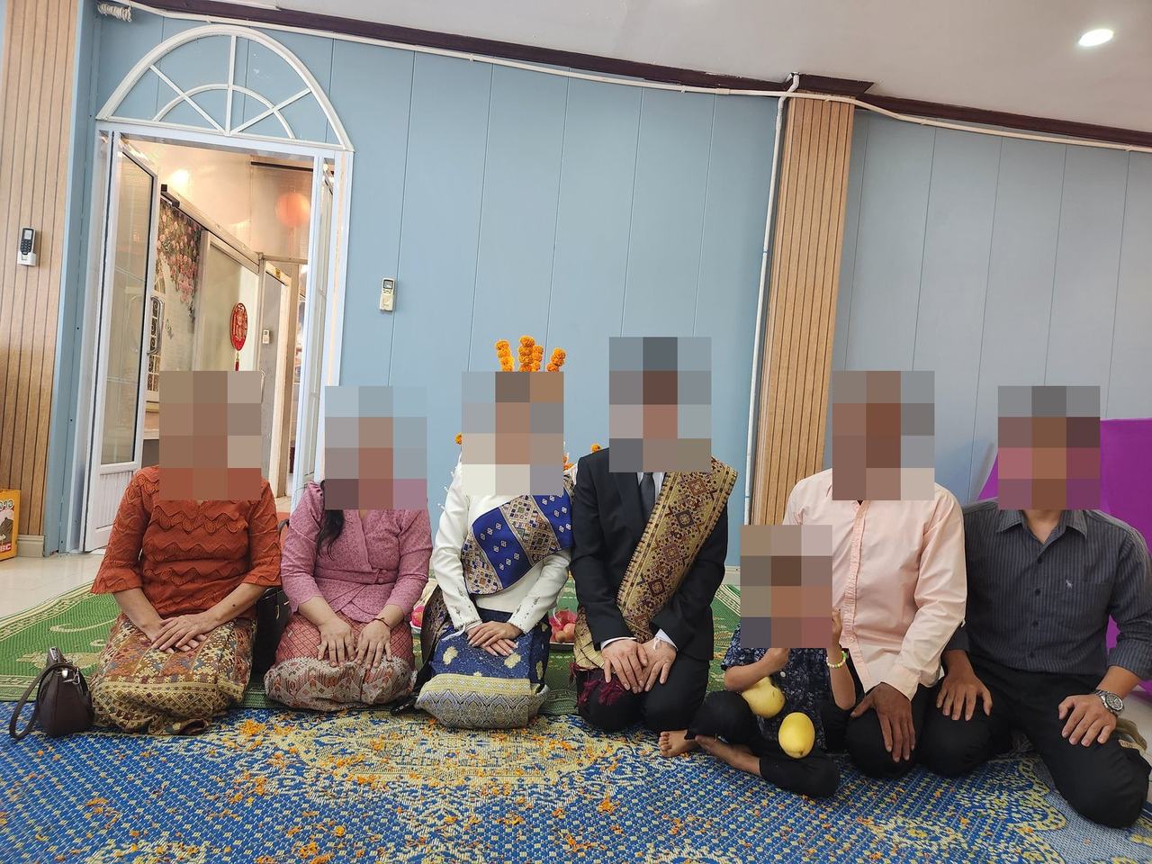 라오스 신부 가족과 함께한 기념 사진
