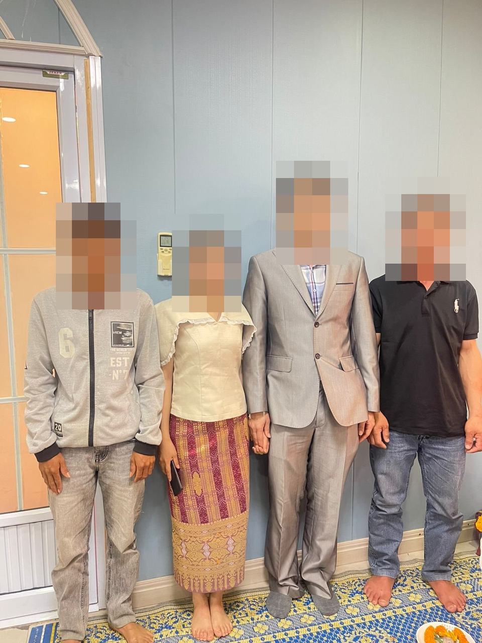 라오스 신부 가족과 기념 촬영
