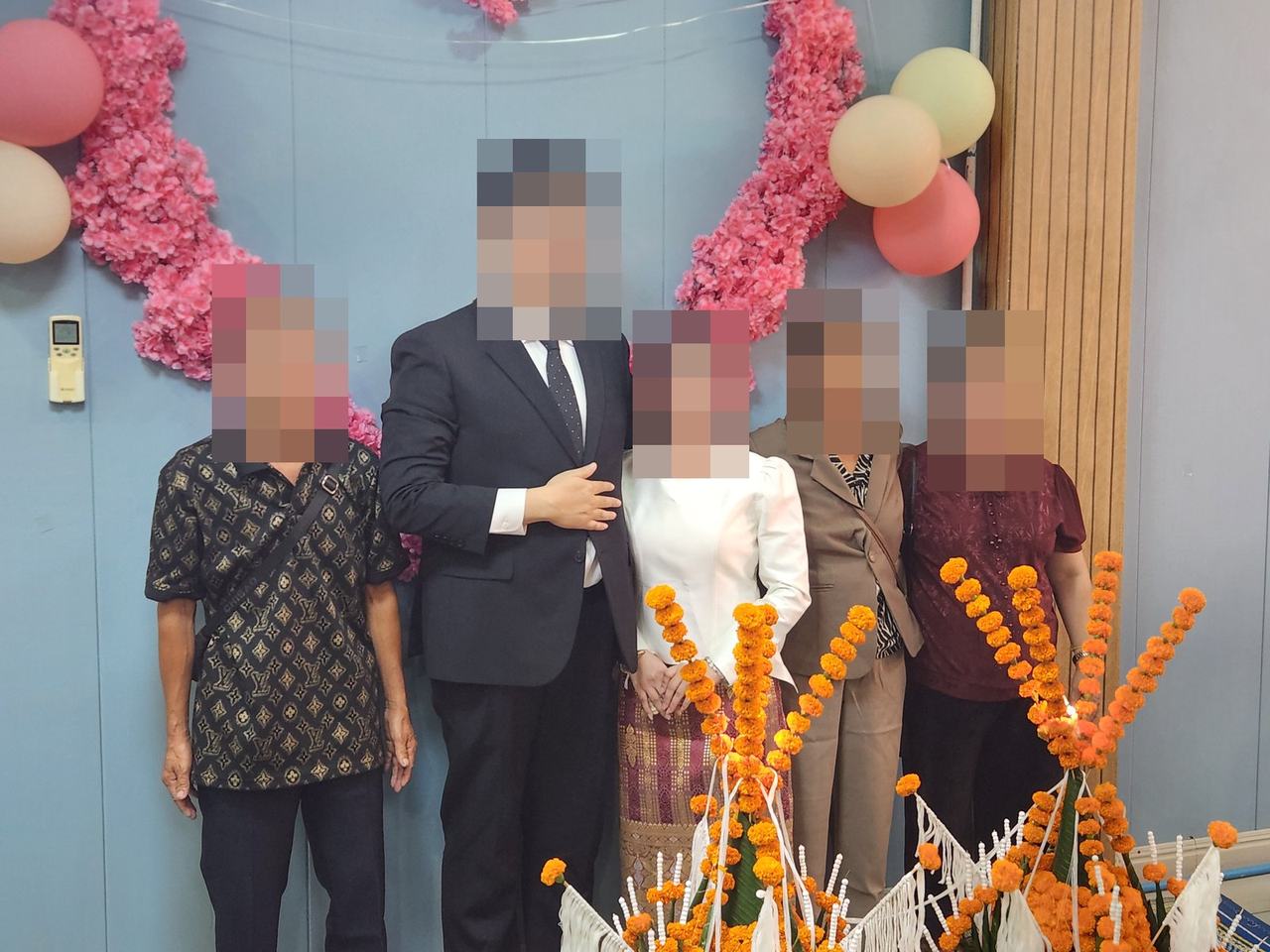 결혼식 날 가족과 함께한 기념 사진