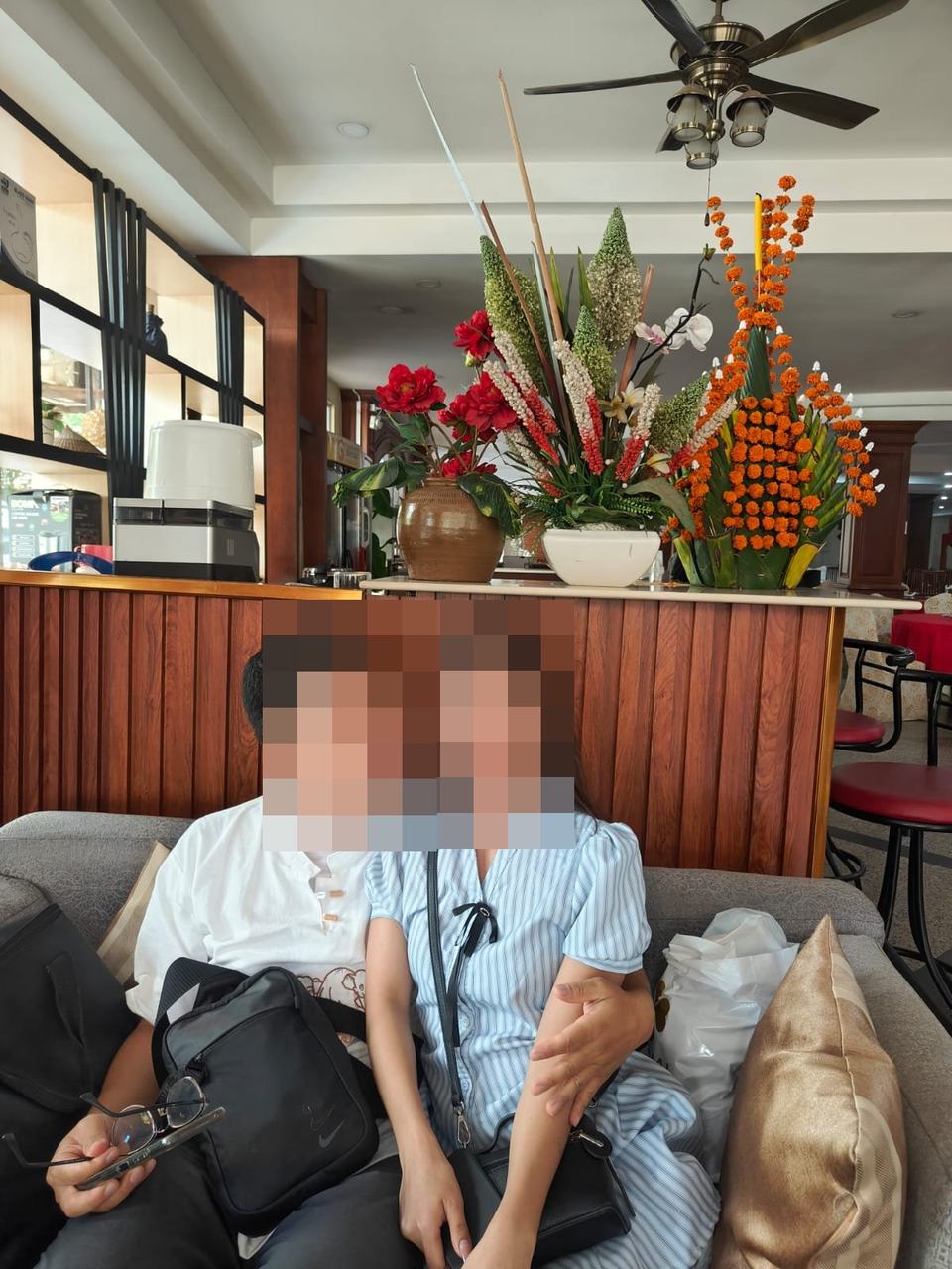 호텔 로비에서 함께한 커플