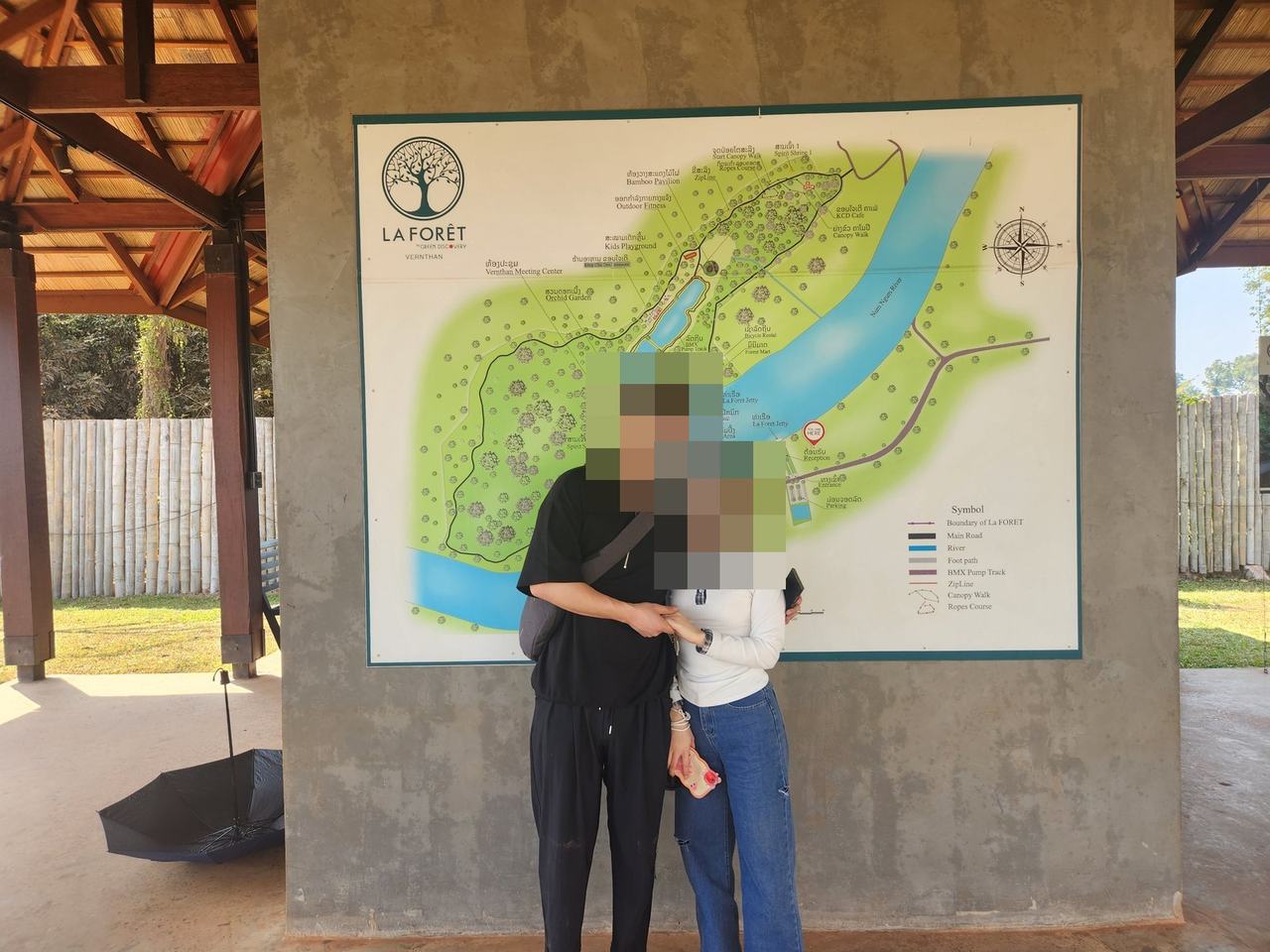 라오스 라포레 공원에서 데이트하는 커플