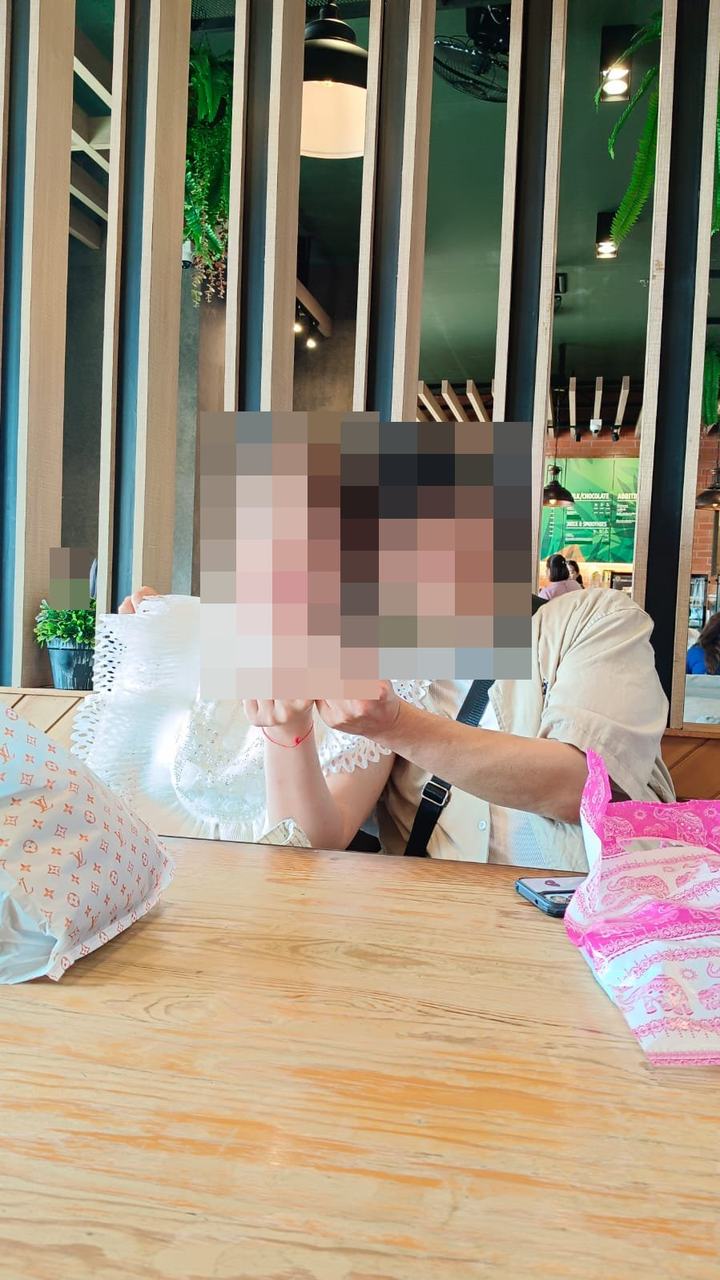 편지를 들고 있는 커플