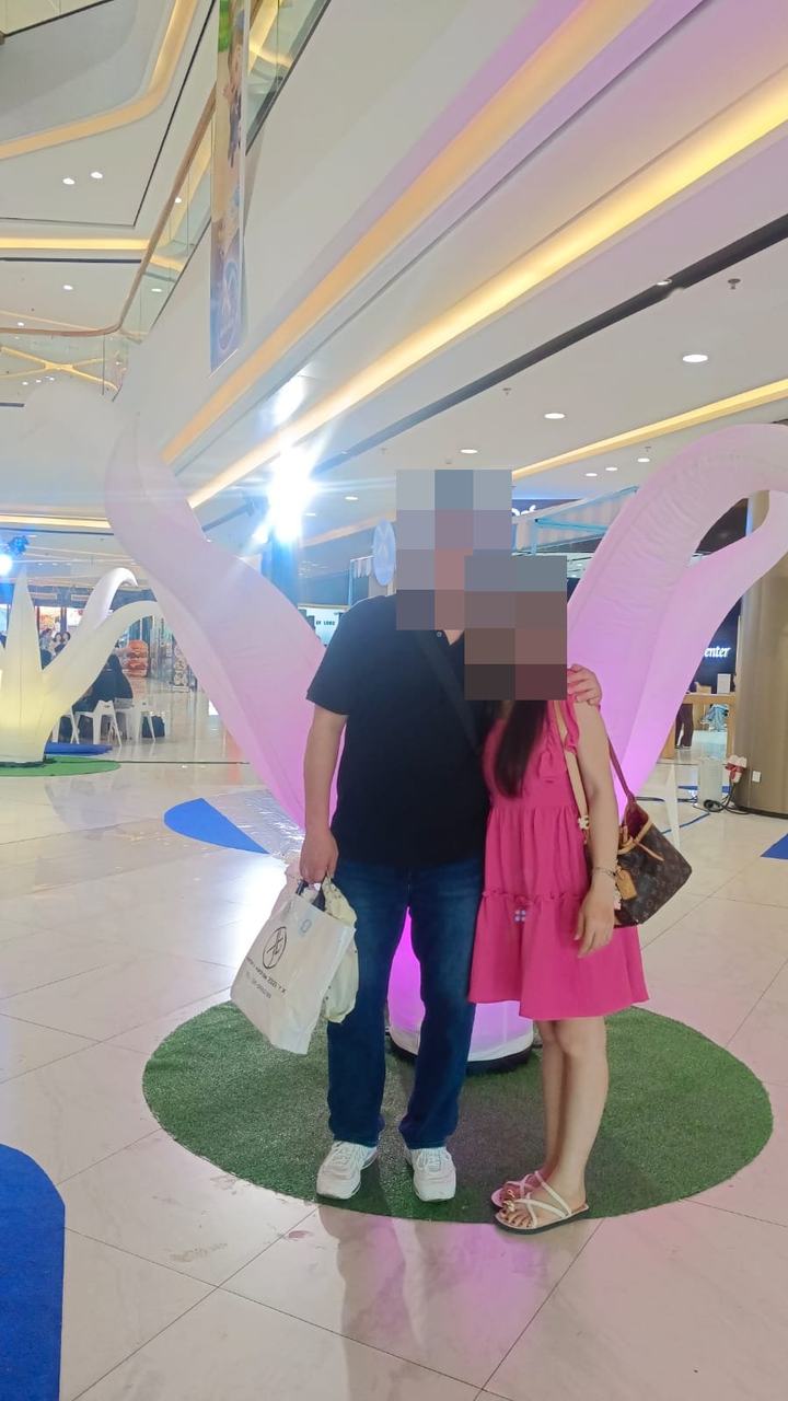쇼핑몰에서 데이트하는 커플