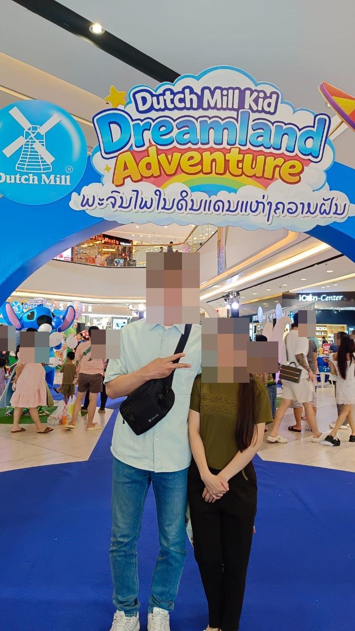 쇼핑몰 나들이 나온 커플