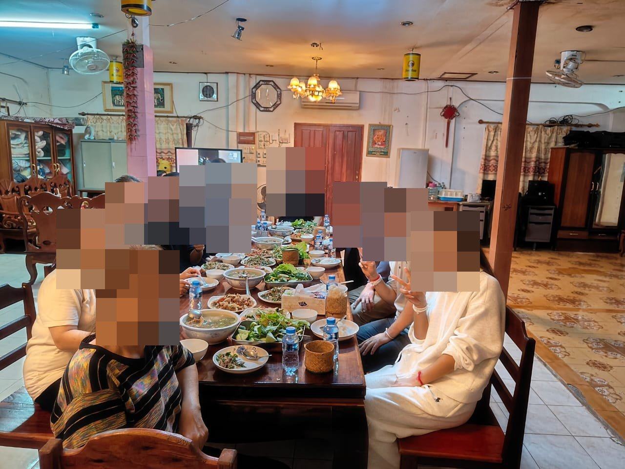 라오스 신부 가족과의 식사 자리