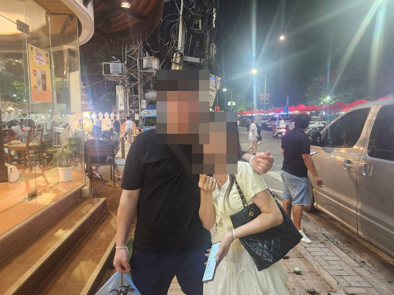 밤거리에서 데이트하는 커플