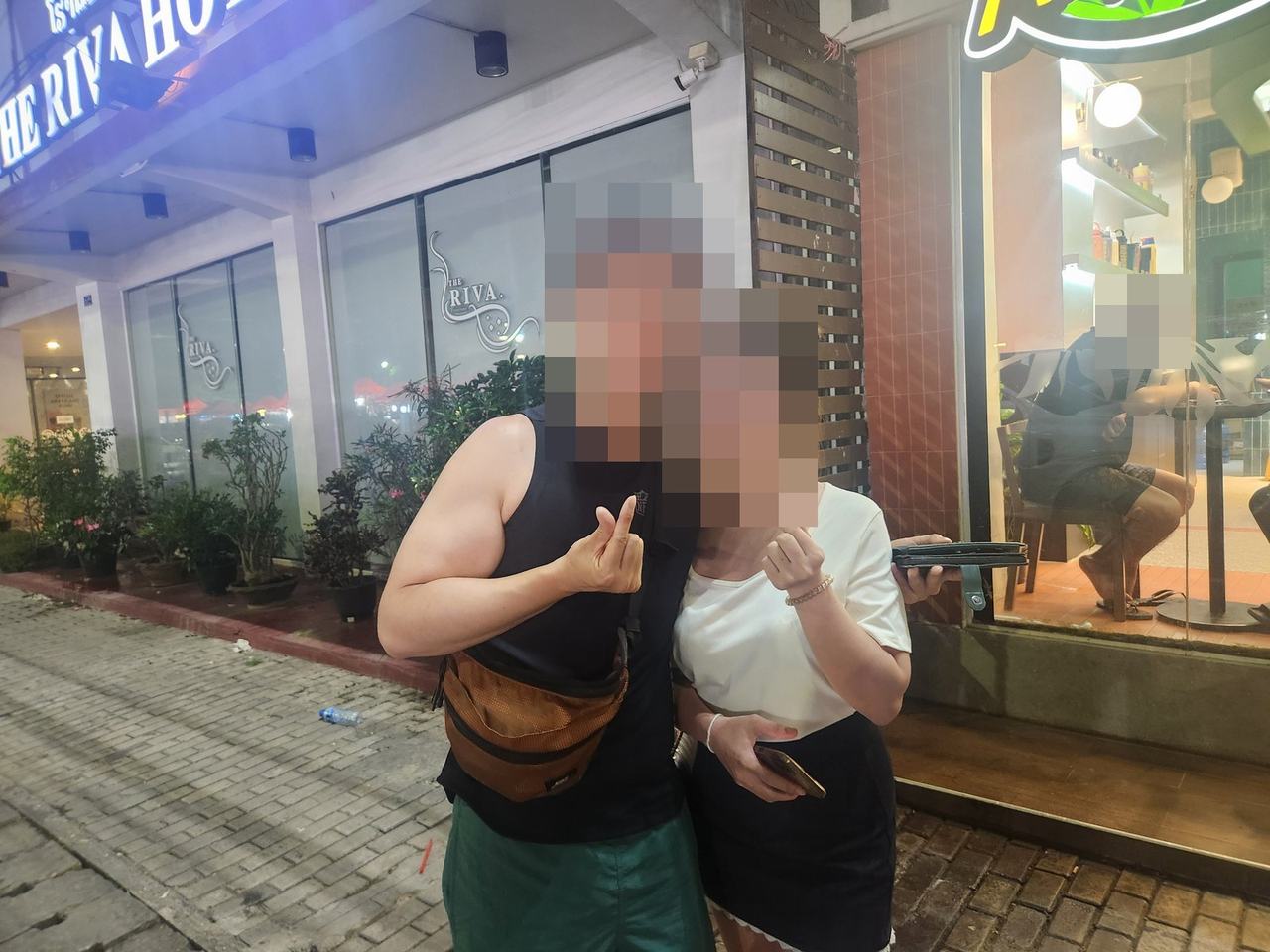 저녁 산책 중인 커플