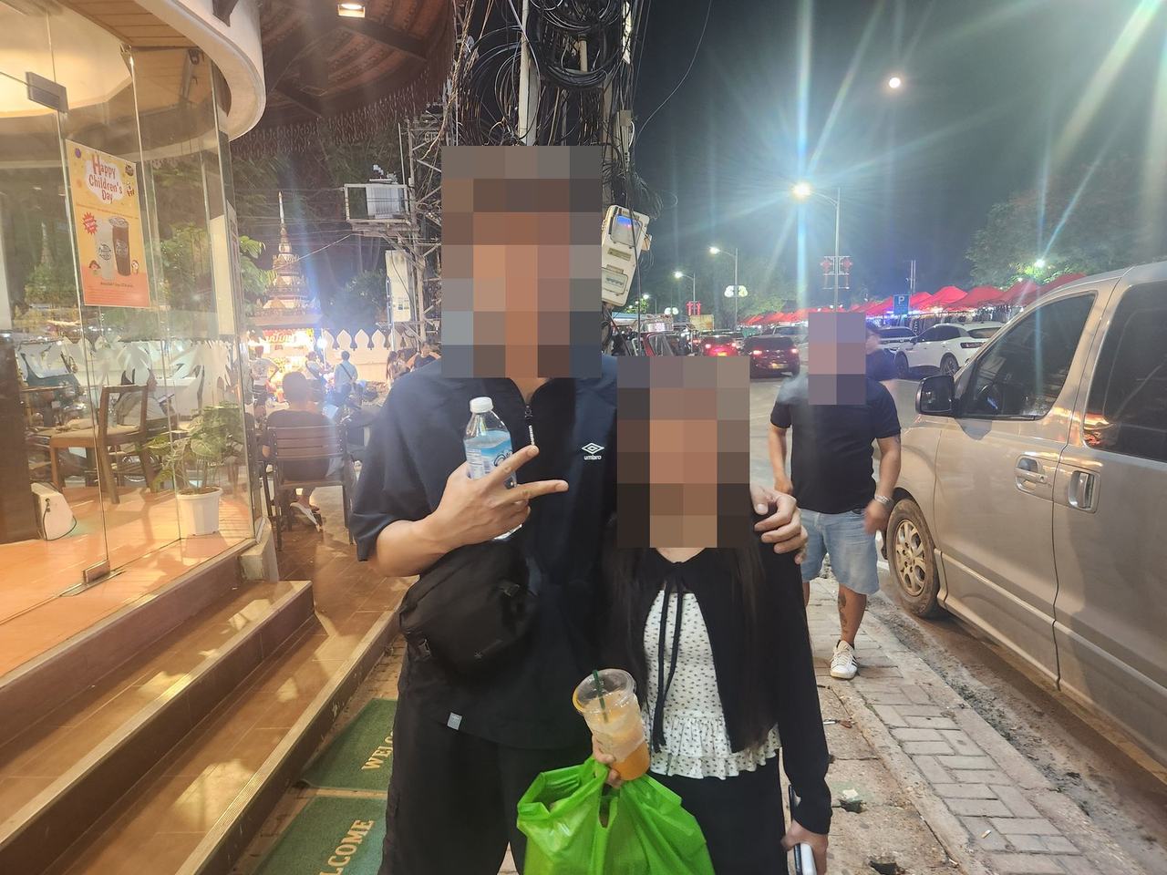 야시장에서 데이트하는 커플