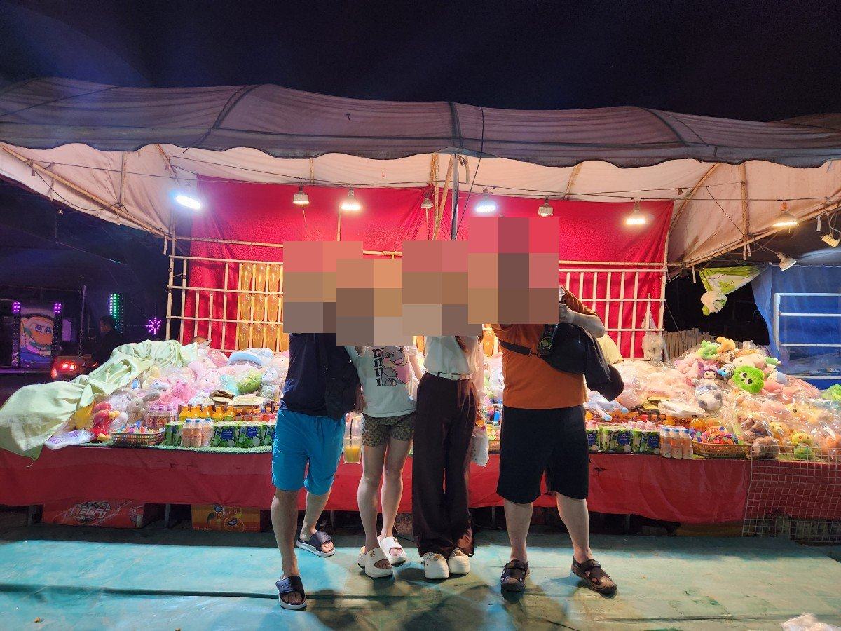 라오스 야시장에서 손하트를 하는 커플들