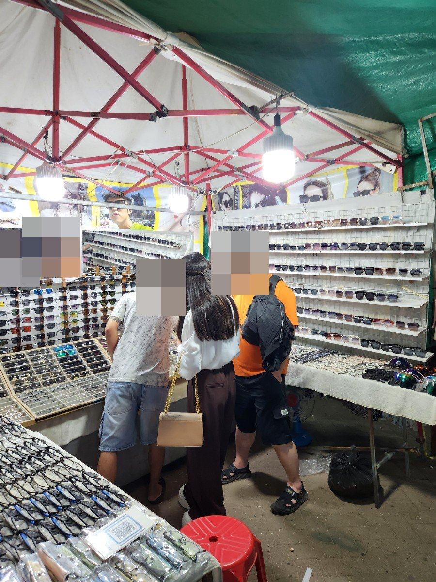라오스 야시장에서 함께 쇼핑하는 커플