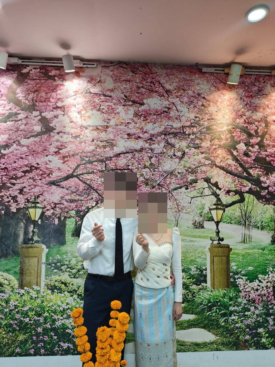 벚꽃 포토존에서 촬영한 커플