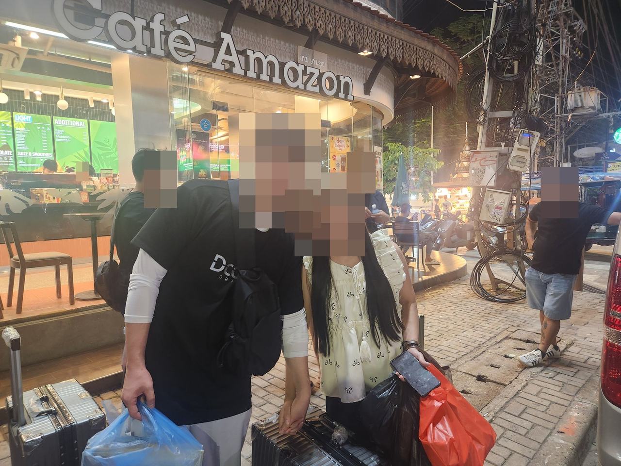 캐리어와 함께 떠나는 커플