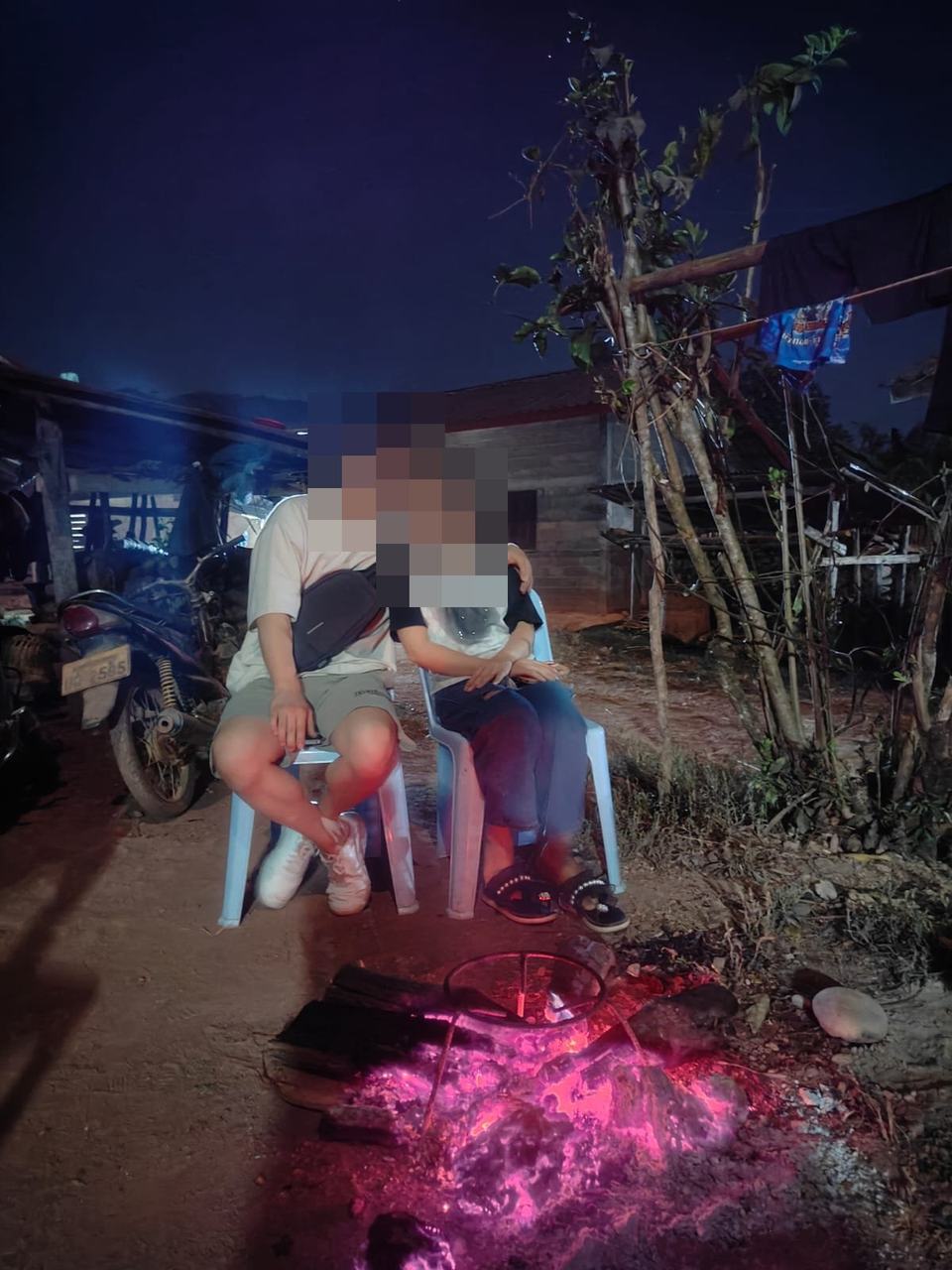 라오스 신부 고향에서 모닥불 앞의 커플